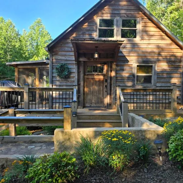 Couples Getaway Cabin with a Loft - Firepit - Creek, hotel in Dahlonega