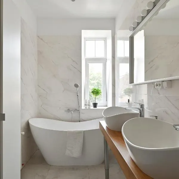 Families & Groups - 4 Bedrooms - Spacious 110m2 - Perfect Location, hotel in Rīga