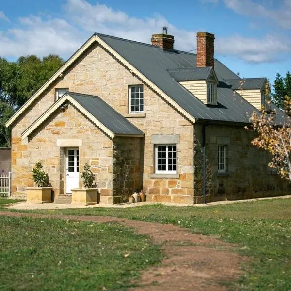 Historic Sandstone Ross Farmhouse, hotel in Ross