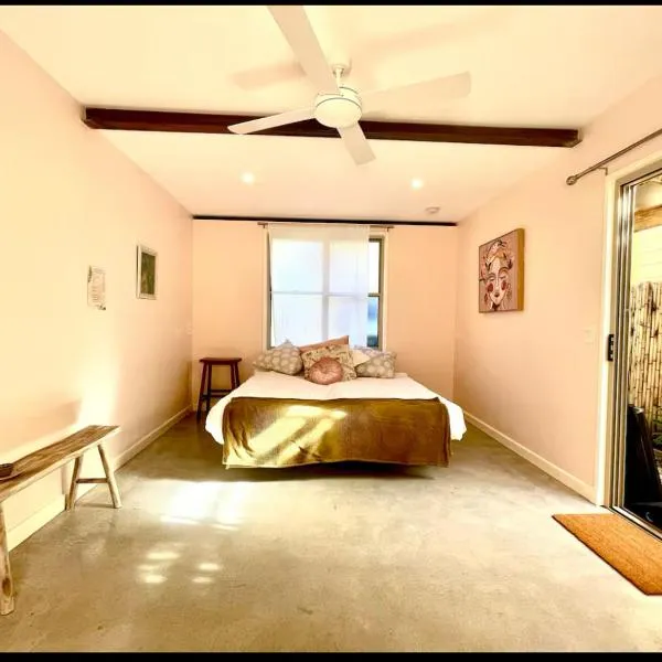 Beautiful, comfortable 7 mins walk to Mullumbimby, hotel in Mullumbimby