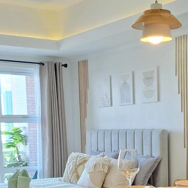 Luxury Bohemian Suite Venice Canal Mall & BGC Views, hotel in Manila
