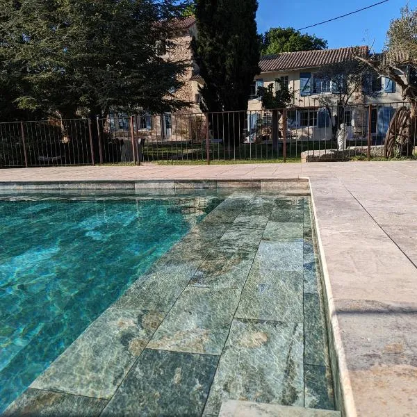 Mas de la Roule, 4 studios, piscine chauffée, studio SPA, parc 2 ha, Pont d'Avignon à pied, hotel in Avignon