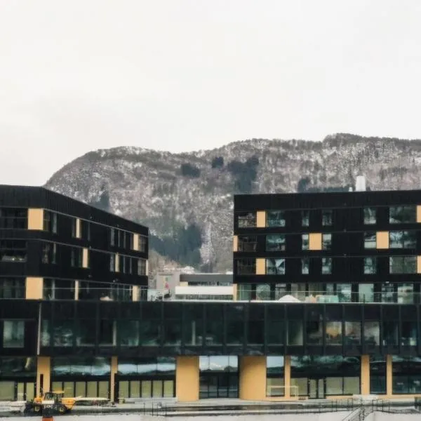 Toppleilighet på elvekanten med to romslige soverom, hotel in Førde