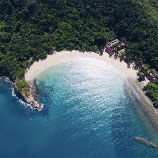 Dolphin Bay Island Resort 海豚岛, hotel v destinaci Kota Belud