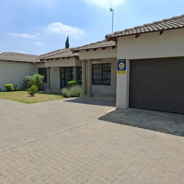 Retro Guesthouse, hotel em Vanderbijlpark