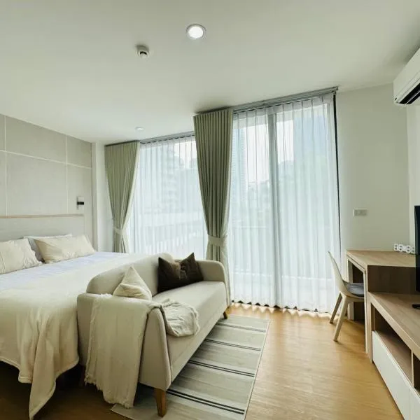 6th Avenue Sukhumvit BKK 308 BTS Asoke & Nana MRT Sukhumvit、Bang Kapiのホテル