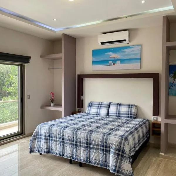 Habitación 1 Cama King, Tulum Country Home, con Muelle de Pesca, Club de Playa, Alberca, Cenote y Campo de Golf, Contrata Day Pass Bahia Principe, hotel v destinaci Akumal