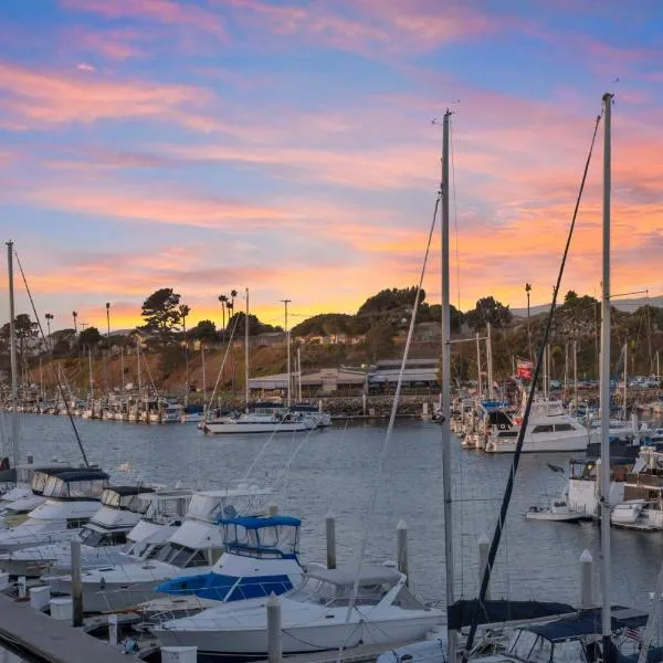 Serene Harborfront Condo | Unbeatable Views & Coastal Charm, hotel din Oceanside