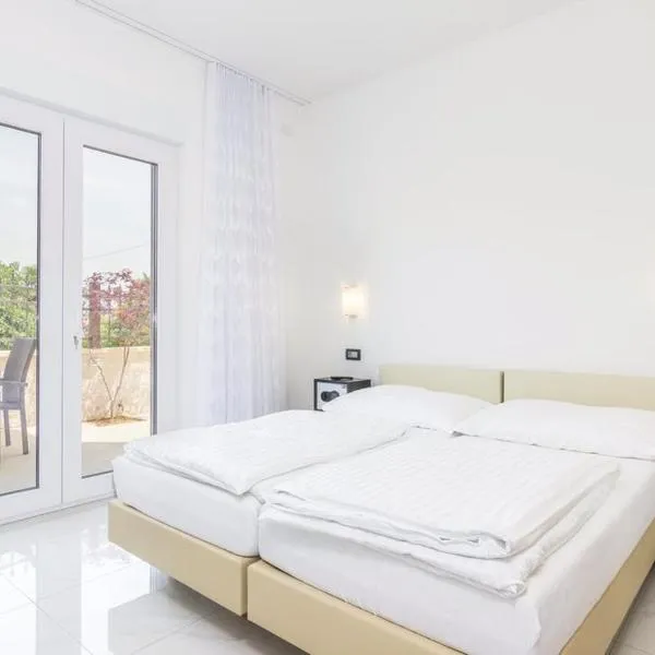 Studio Apartments Funtana with pool, khách sạn ở Funtana