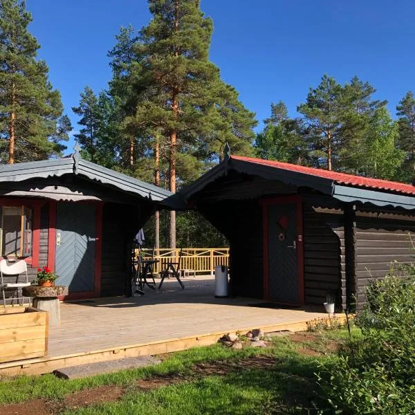 Timber cottages with jacuzzi and sauna near lake Vänern, hotel v destinaci Karlstad