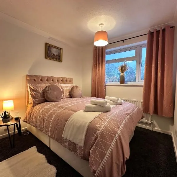더비에 위치한 호텔 Detached 3-Bedroom Home Close to City, A38, A52 & Royal Derby Hospital with Parking