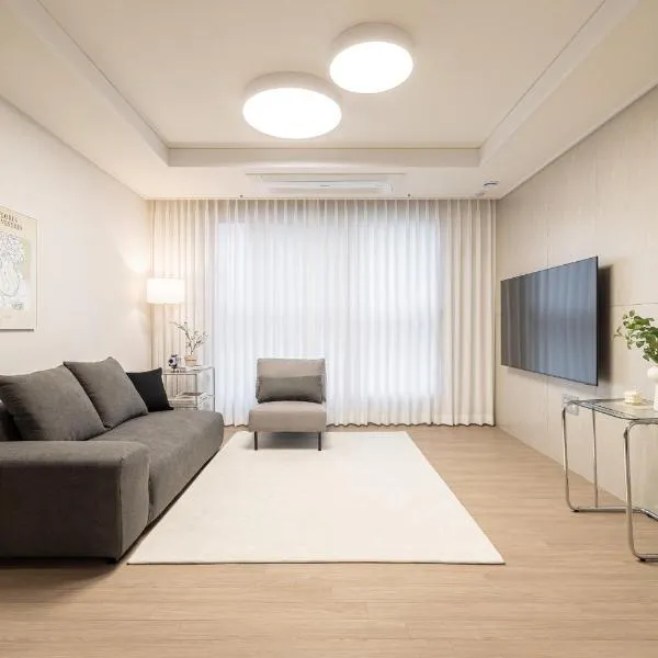 Stylish Modern Condo, 3 Bedrooms, 2 Bathrooms, 4 Air Conditioners, 65-inch TV, Laundry Machine & Dryer, ξενοδοχείο στη Σεούλ