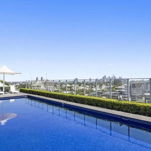 Sydney resort style condo 3 pools, hotel in Sydney