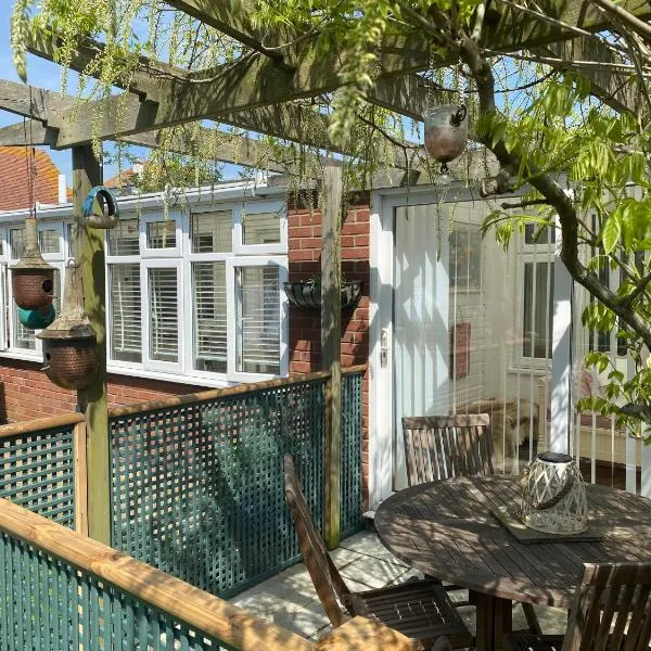 Shoreline hideaway - next to the beach, hotel in Holland-on-Sea