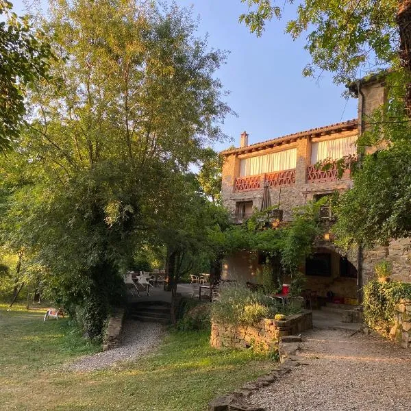 Can Banal - Camping y Masia Rural, hotel v destinaci Montagut