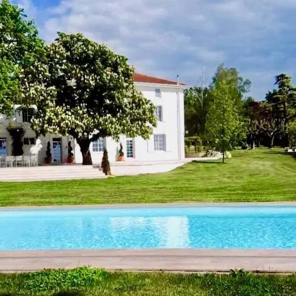 Domaine de Bonaveau - Spa & Piscine, hotel v destinaci Barcelonne