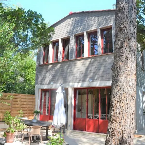 Maison dans un parc boisé jusqu'à 7 pers, plages à pied, hotel v destinaci Le Pradet