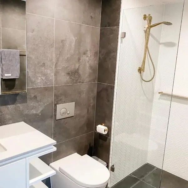 City-Self check in-Parking-Pool, hotel in Canberra