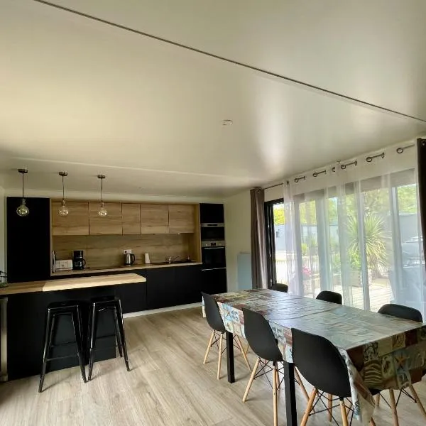 Modern and cosy ecolodge, shared heated pool, Les Mathes, hotel in Les Mathes