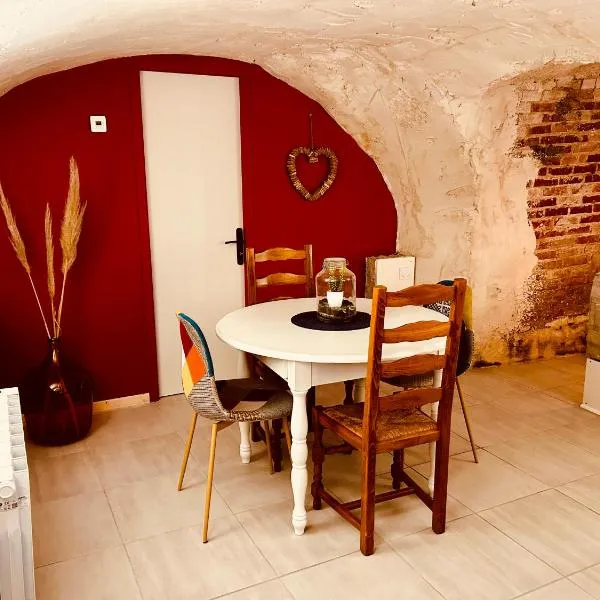 La Cave aux Lumières - Proche centre-ville - 2 chambres - Wifi, hotel em Renaison