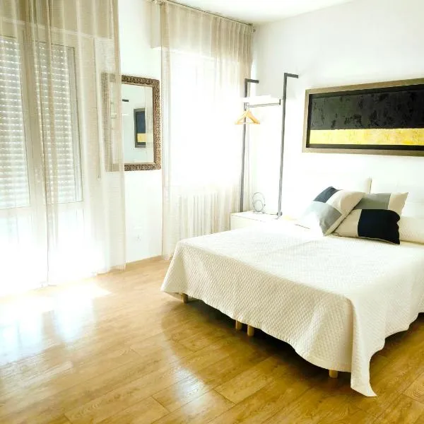 Appartamento "Laghetto 1" con tre camere e bagni privati cucina in condivisione, hotel in Castel San Pietro Terme