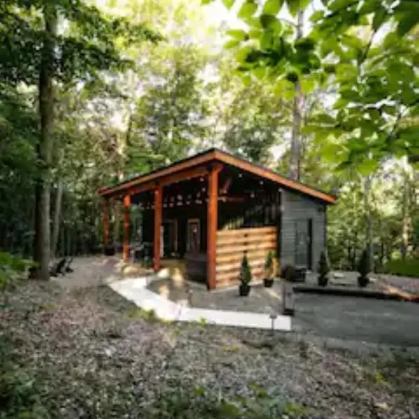 The Hillside Retreat - Cozy container home with Hot tub and Fire pit, hotel v destinaci Logan