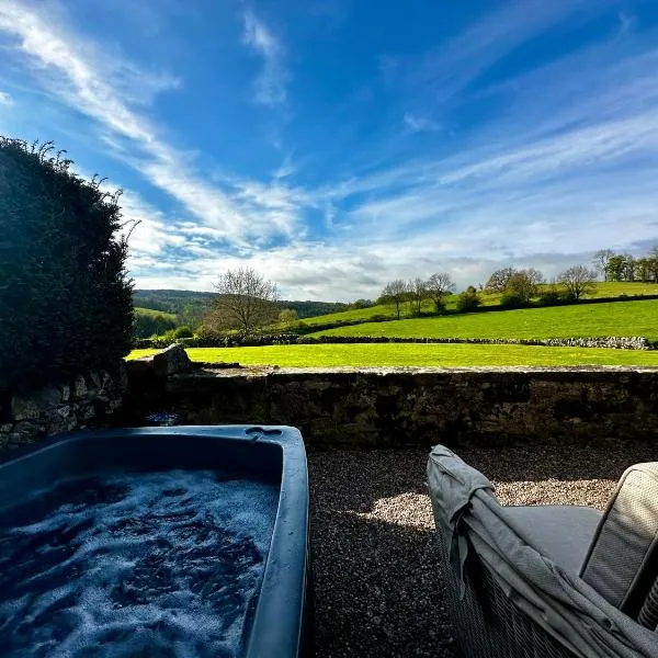 Romantic four poster Cottage private outdoor Hot Tub & Sauna at Harthill Hall plus private daily use of indoor pool and sauna 1 hour per day, hotel u gradu Stanton in Peak