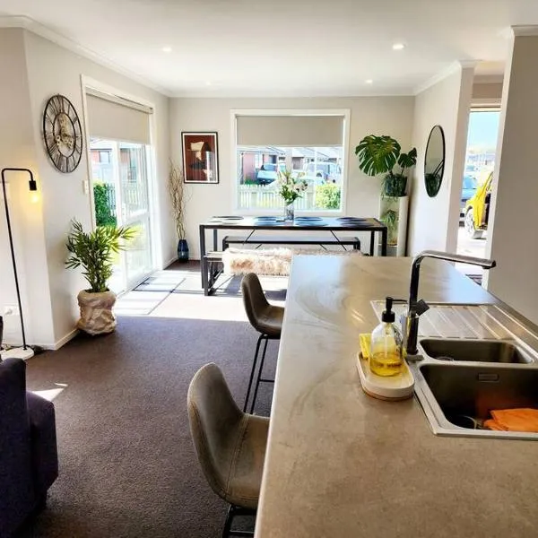 Stylish Fresh Haven for up to 8 guests, hotel v destinaci Hamilton