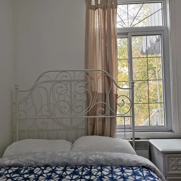 Delightful room near Metro Monk station with Self Check-in, hotel v Montrealu