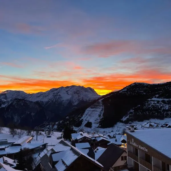 Studio centre station avec balcon, hotel in Huez