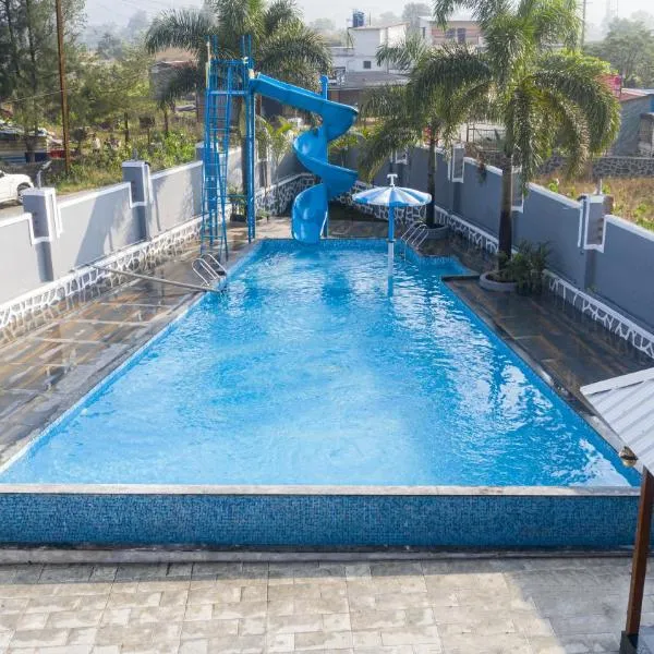Royal Twin Lonavla - 12BHK Luxury Villa with Turf, hotel v destinaci Lonavala