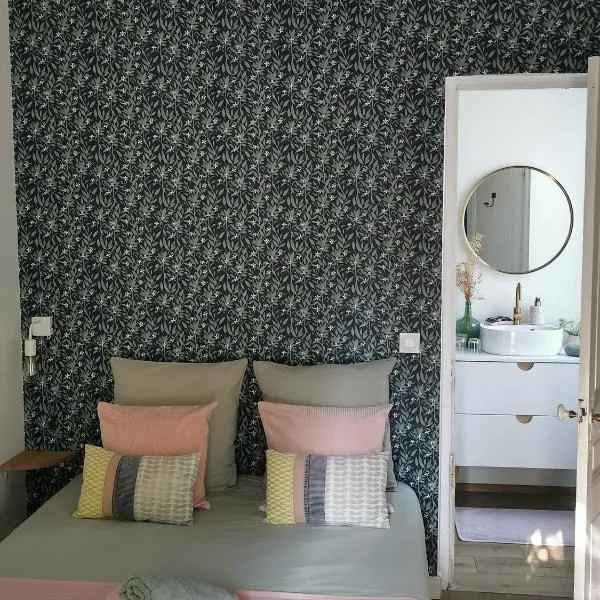 Chambre dans une dépendance La Rosette, hotel v destinácii Fontenay-sous-Bois