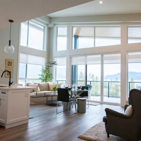 The Luna, New Penthouse w Patio, Lake and Mtn Views, Hotel in Harrison Hot Springs