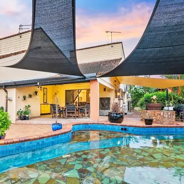 Tranquil Townhouse HUGE Pool & Golf Course views, hotel u gradu Casuarina