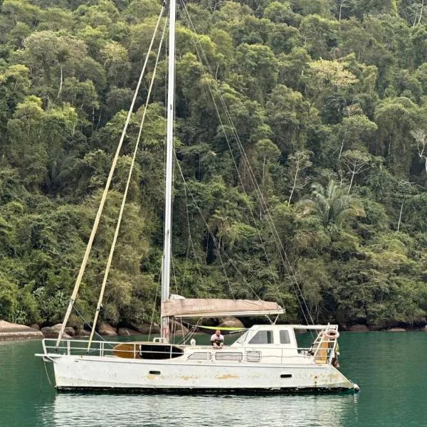 Aventura náutica em Paraty hospedagem flutuante na cidade Veleiro Maverick, hotel en Paraty