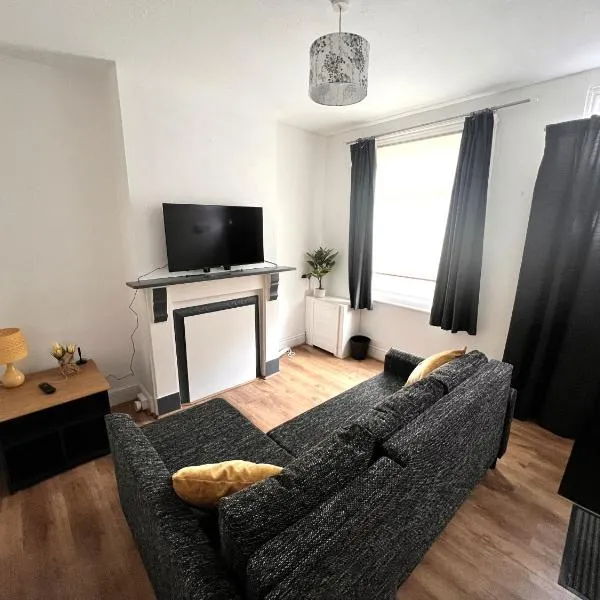 Visit Luton With This 2 BR Rental - Sleeps 6, отель в Лутоне