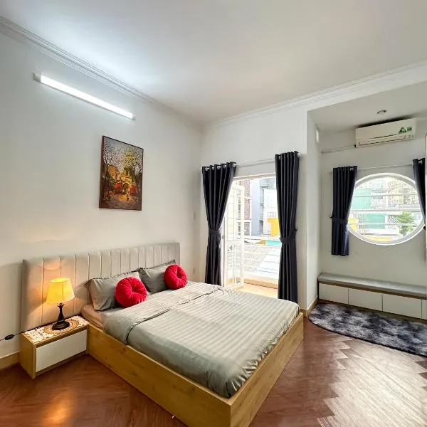 Cozy A Little Hanoi Studio - Steps to Nguyen Hue Walking Street, hotel di Bandar Ho Chi Minh