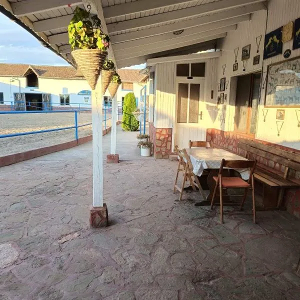Конна база Ескус Хорсес, hotel in Gigen