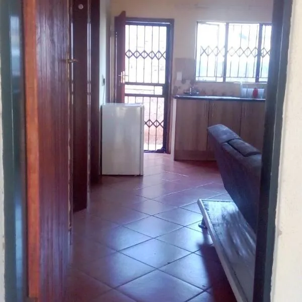 33 On Swallows Guest House, hotel di Soshanguve