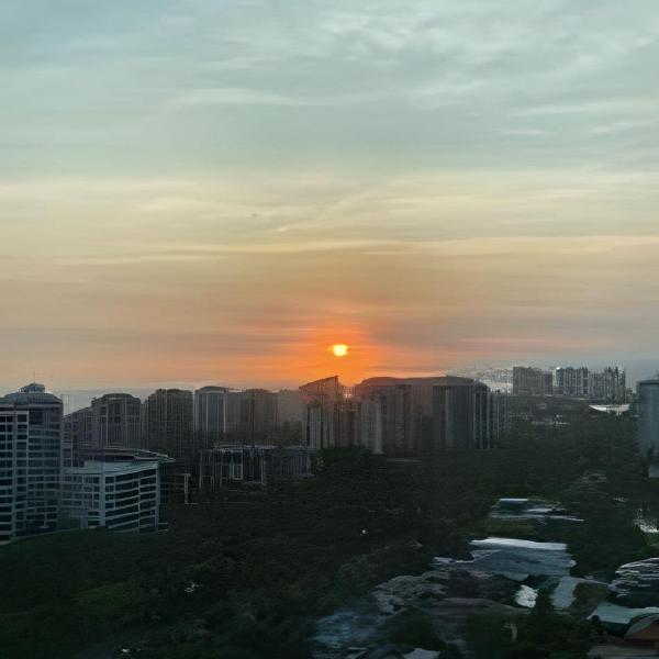 Flat com VISTA de CINEMA para Praia da BARRA da Tijuca - 5 min da PRAIA - Ar Condicionado, Portaria 24h, Wi-Fi 500 Mbps, Piscina, Academia, Sauna, Quadra de Tênis