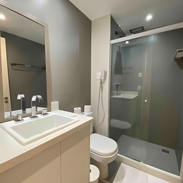 Flat com VISTA de CINEMA para Praia da BARRA da Tijuca - 5 min da PRAIA - Ar Condicionado, Portaria 24h, Wi-Fi 500 Mbps, Piscina, Academia, Sauna, Quadra de Tênis - Foto 3