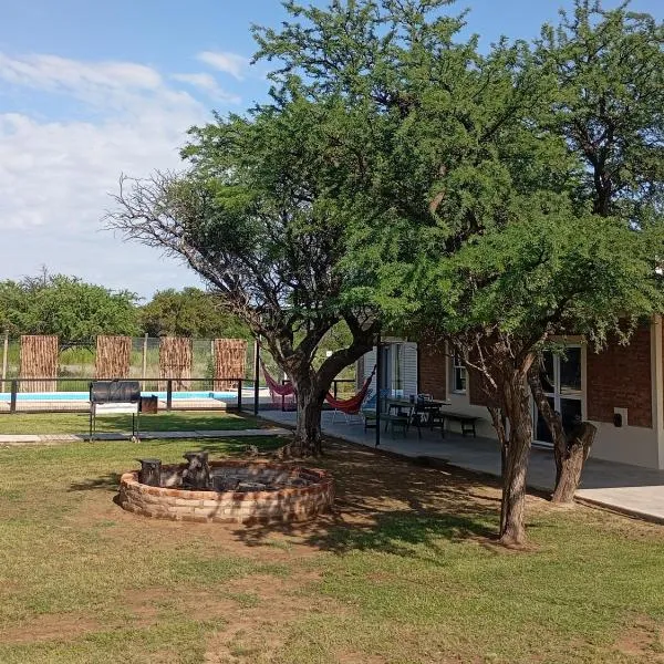 CASA quinta ""LUZ AZUL"" con pileta, galeria, calefaccion , doble aire frío calor, WIFI, hotel in Santa Rosa