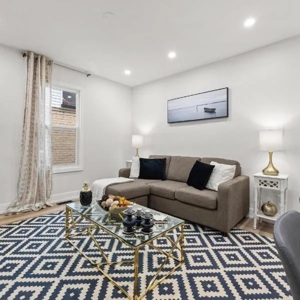 Private House with parking & steps to subway, hôtel à Toronto