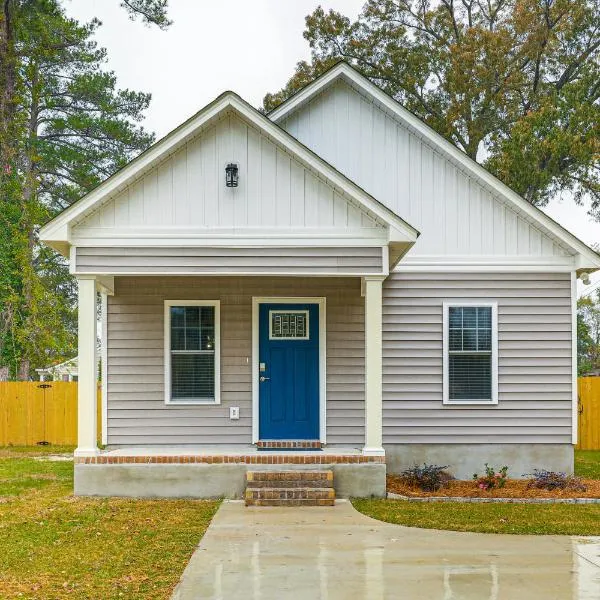 3 Mi to Dtwn Home with Patio and Grill in New Bern, hotel in New Bern