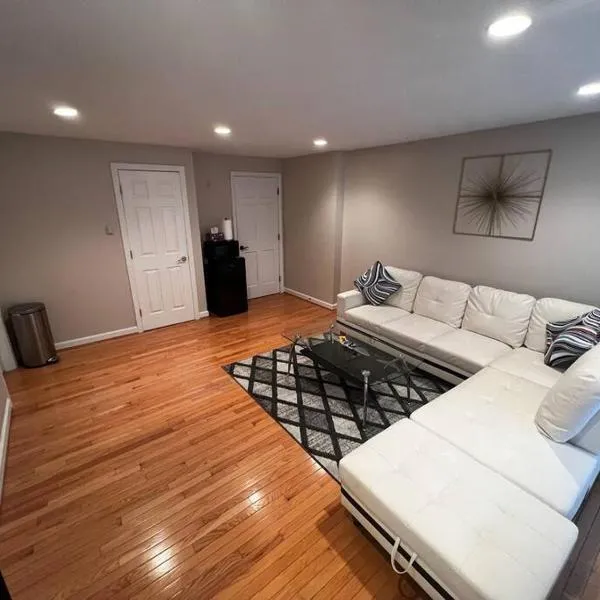 Premium Private Suite with Parking and Workspace、South Windsorのホテル