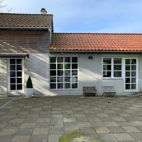 Modern 2 bedroom cottage close to airport and town - sleeps 8, hotel v Kodani
