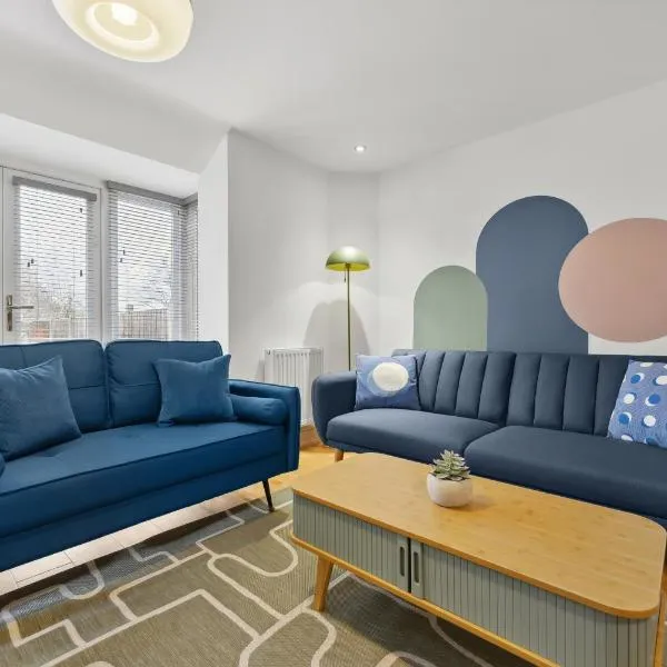 NEC Birmingham Airport Modern Village Retreat, Sleeps 7, Free Parking, hotel v destinaci Hampton in Arden