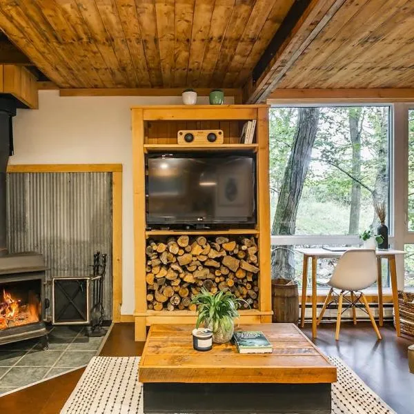 Le 14 Chalets Howard - Spa-Shower-Hammock-Bromont – hotel w mieście Bromont