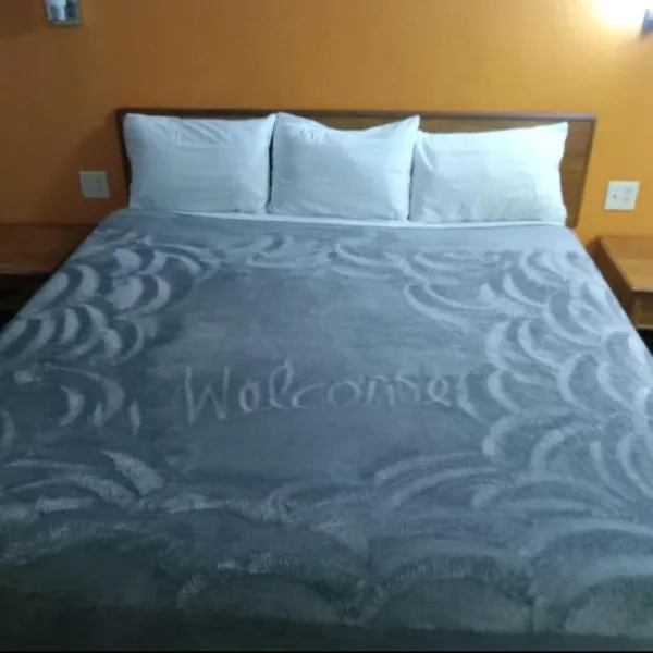 Hotel King Beds Studio 122 Hot Tub, hotel v destinaci Livingston