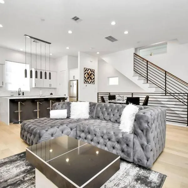 BlissHaven Luxe & Spacious in Downtown Houston with Soaking Tub ,Rooftop and free Parking, khách sạn ở Houston